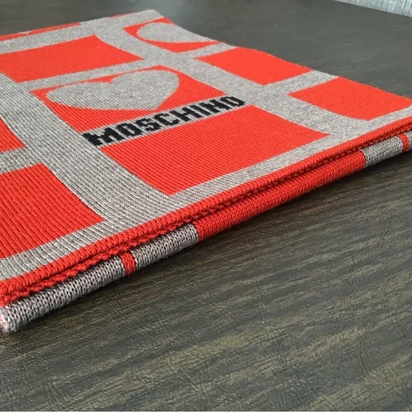 NWOT MOSCHINO Heart print wool scarf.  Mint condition! - Picture 4 of 8